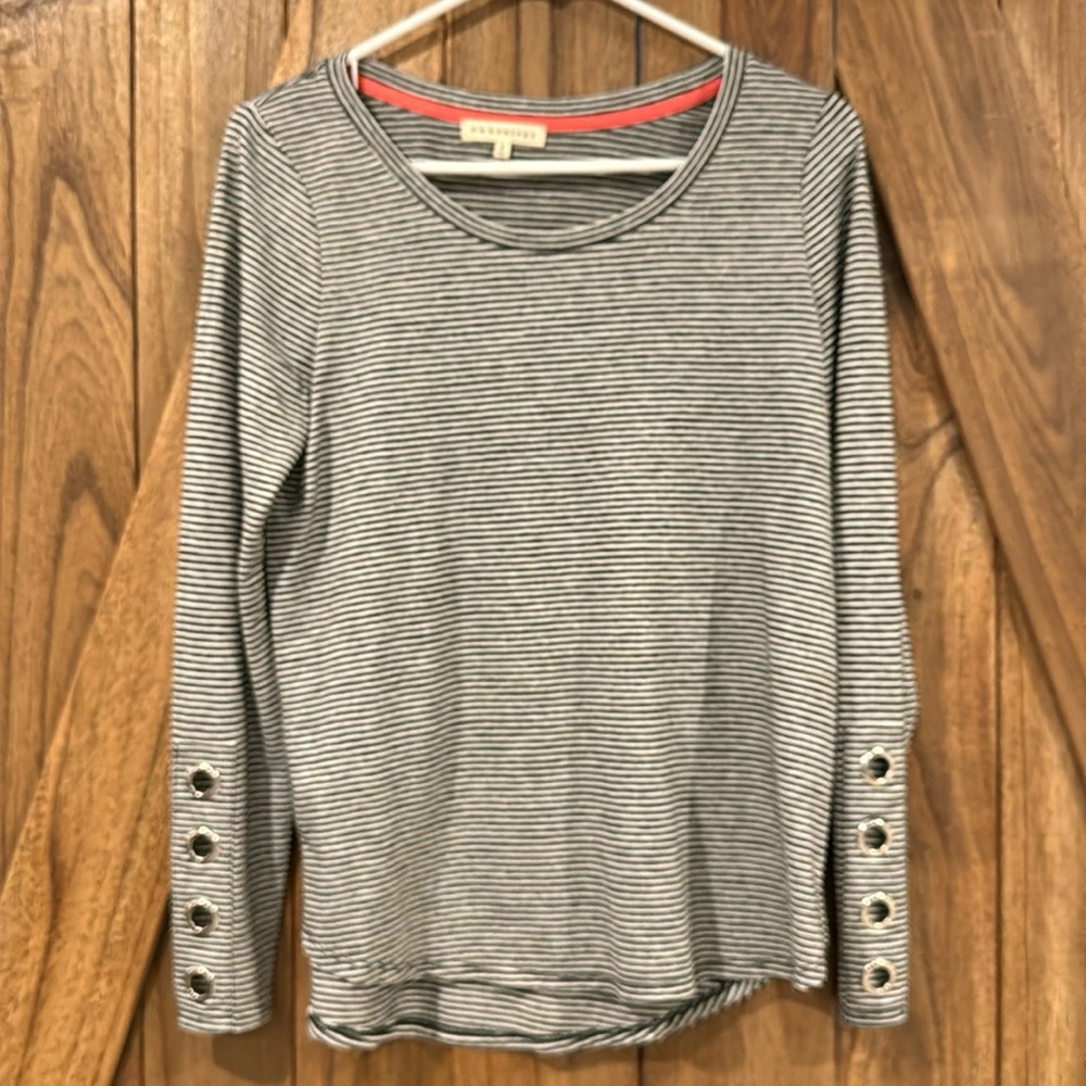 retrology size S top with grommet sleeves